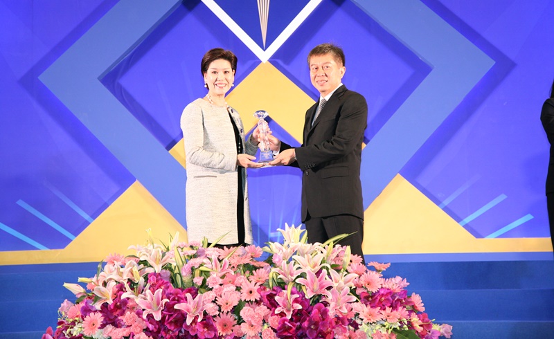 รับรางวัลบริษัทประกันชีวิตที่มีการพัฒนาดีเด่น ประจำปี 2555